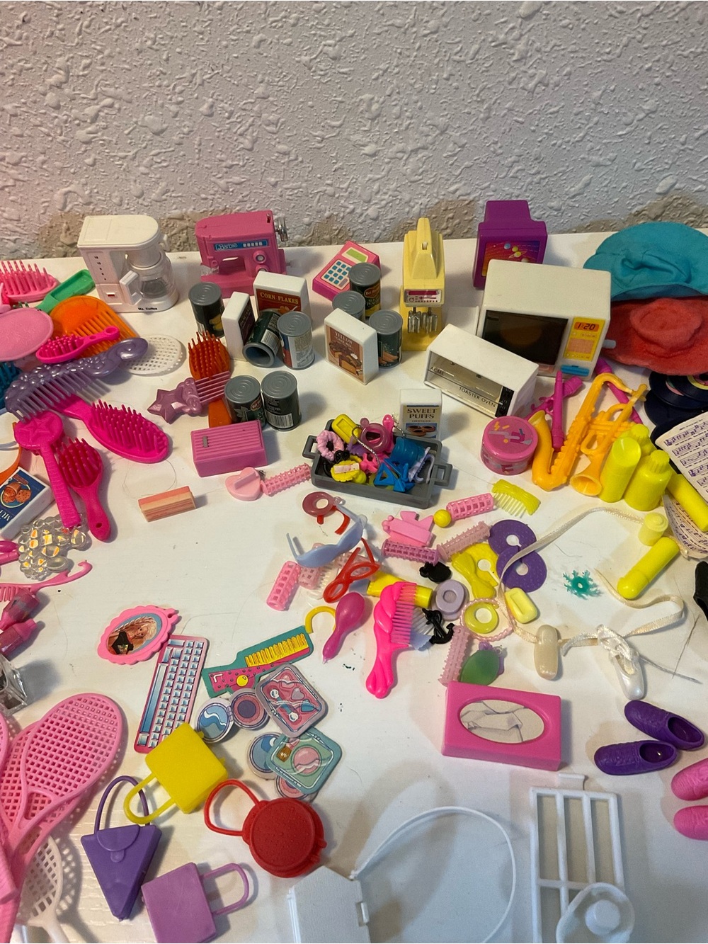 Huge Lot Of Vintage Barbie Accessories - Picture 4 of 11